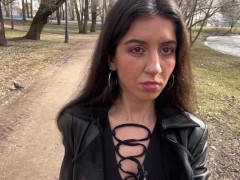 Я хочу прогуляться по парку со спермой на лице! Кончи мне на лицо! - Публичный Cumwalk