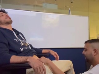 Моя шлюшка доит мой большой член на работе