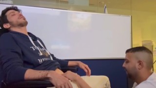 Моя шлюшка доит мой большой член на работе