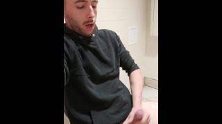 Openbare masturbatie in de badkamer