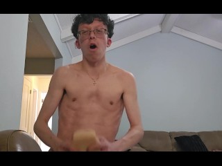 Трахаю мою секс-игрушку на кухне и ломаю ее, чтобы раздавить огромный груз!