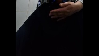 Paja y semen de gran polla blanca en pantalones baggy