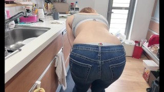 【FART】женщина пукает на кухне