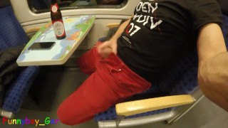 Guy secretamente masturba sua salsicha em um trem em movimento