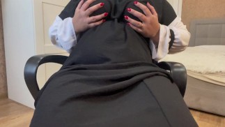 Arabische MILF mit Dirty Talk masturbiert