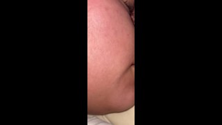 Une baise rapide de mon proxénète et il éjacule sur mon cul