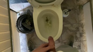Lungo pisciare di un pene non circonciso in un bagno pubblico POV