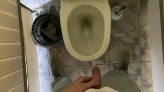 Lunga pisciata di un pene non circonciso in un bagno pubblico POV