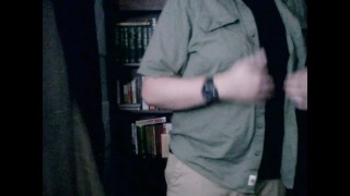 Gevonden video van kerel die stript naar muziek op oud apparaat.