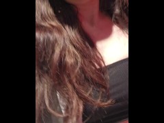 Ma demi soeur se doigte dans un magasin et va faire pipi