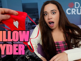 继父希望继女在他面前自慰，这样她就不会被她的男朋友诱惑