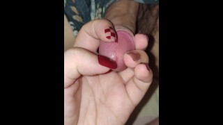 Сексуальная окантовка пыток с красными ногтями заставляет член пульсировать и вытекать спермой
