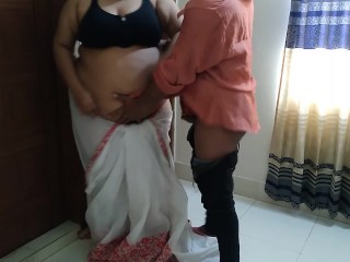 خادمة الفندق الهندية مارس الجنس من قبل الضيف عندما تقوم بتنظيف الغرفة مع اللى الأبيض وحمالة الصدر