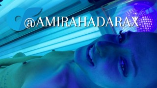 Extreme poesje masturbatie van dichtbij in solarium - Amirah Adara