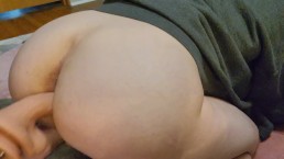Virgin Ftm Twink принимает фаллоимитатор для траха сзади