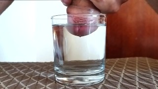 Sborrata dentro a un bicchiere pieno di acqua