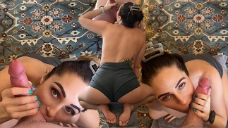 Я позволила своему соседу кончить на меня, пока сосала его яйца