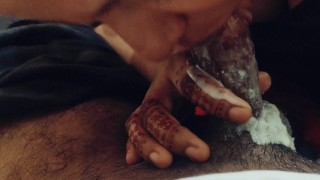 Indiase studente pijpbeurt sperma in haar mond