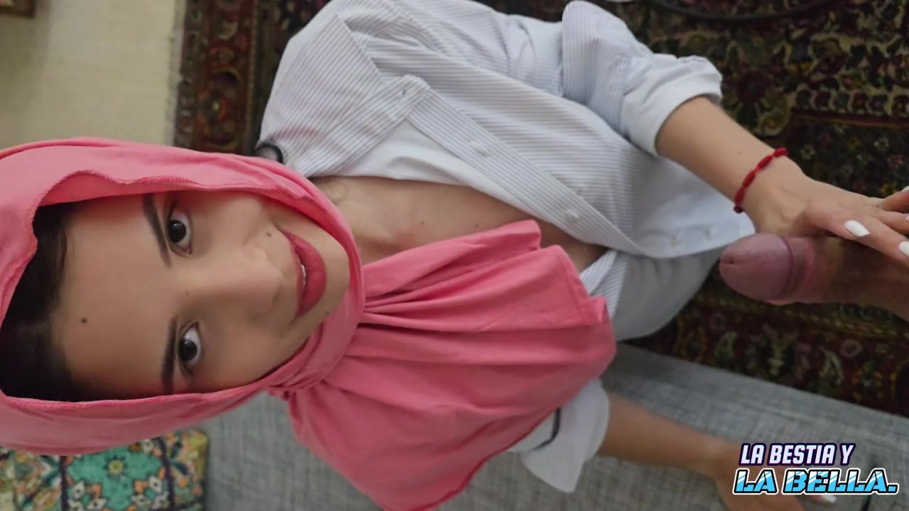 Une vierge musulmane rencontre une bite pour la première fois et me suce et  la fourre dans sa chatte serrée