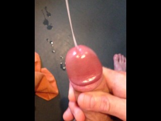 Мастурбация закончилась длинными веревками спермы