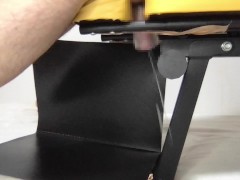 【既婚リーマン】筋トレ用のベンチとセックスしてみました！喘ぎながらの腰振り射精！貫通型オナホール！ - Screenshot 13 of 16 - Japanese