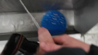 Pinkeln in ein Urinal