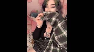 garota trans Thick se masturbando com a jaqueta do colega de quarto