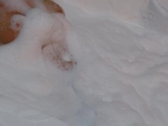 Красивая блондинка принимает ванну и ласкает грудь - Screenshot 1 of 16 - красотка