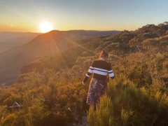看过美丽的日落后，享用少妇撒尿后的肥臀 - Screenshot 2 of 16 - 户外