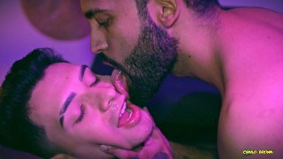 Grote lul Camilo Brown neukt Cute twink Juan Ferrer zonder condoom in de bar die zijn gezicht bedekt met sperma