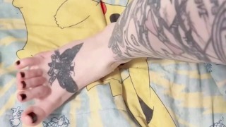 Garota tatuada esguicha sobre os pés