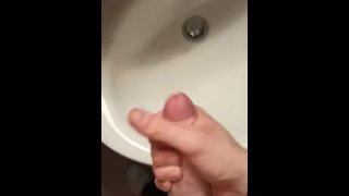 Semental italiano masturbándose su polla gorda frente al espejo