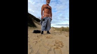 Комбинезон Dick Bulge, зимняя голая прогулка по пляжу и клип для предварительного просмотра спермы.