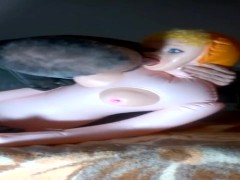 POMICIARE UNA BAMBOLA GONFIABILE IN INVERNO.