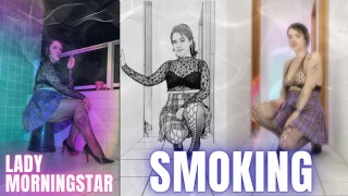 Muñeca fumando Lady Morningstar en la universidad falda corta y pantimedias de red