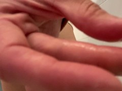 【お漏らしオナニー】ムラムラお風呂でこっそりオナニー、、、お漏らしいっぱい、、 - Screenshot 4 of 16 - 放尿