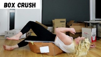 Раздавливание картонных коробок в замедленной съемке