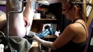 Fisting anal en gynochair sobre el codo puño extremo