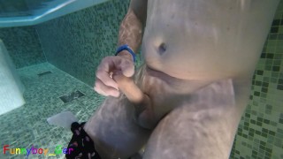 Branlette sous-marine impressionnante dans une vraie piscine thermale publique. Malheureusement, j’ai failli me faire prendre.
