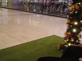 Comienzo a Masturbarme En Público no me Aguanto y Corro Al Baño para venirme