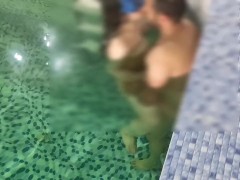 سکس با نفر سوم تو استخر کیر کلفت داخل آب میکنه منو - Screenshot 1 of 16 - Iran