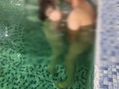 سکس با نفر سوم تو استخر کیر کلفت داخل آب میکنه منو - Screenshot 10 of 16 - Persian