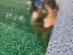 سکس با نفر سوم تو استخر کیر کلفت داخل آب میکنه منو - Screenshot 2 of 16 - Amateur Threesome