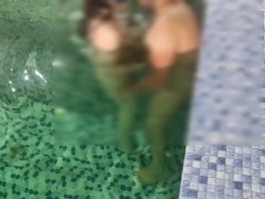 سکس با نفر سوم تو استخر کیر کلفت داخل آب میکنه منو - Screenshot 8 of 16 - Husband Shares Wife
