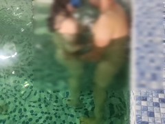 سکس با نفر سوم تو استخر کیر کلفت داخل آب میکنه منو - Screenshot 9 of 16 - Sharing Bed