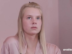 Ersties - Jolien zerreißt ihre Strumpfhose, um ihre glatt rasierte Pussy zu genießen