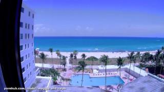 Nu em Miami Beach, janela de hotel com vista para o mar