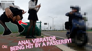 HA50Shamefully expondo o vibrador anal e sendo atingido por um transeunte!