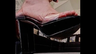 Una gigantessa insegnante di spagnolo schiaccia il suo studente