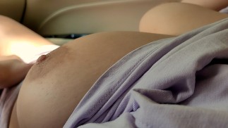 我拿起穿着短裤的辣妹，没想到她会这么调皮